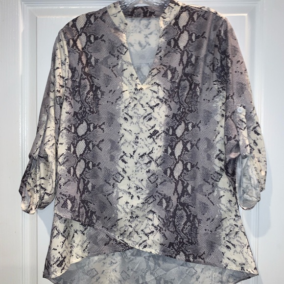 CHIC ❤️ Boutique faux snakeskin roll sleeve crossover women’s top size medium - Picture 7 of 12